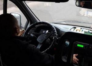 В Кривом Роге водитель маршрутки смотрел кино на телефоне прямо за рулем (фото) 