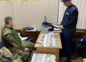 Чиновника Минобороны задержали на взятке 400 тысяч гривен