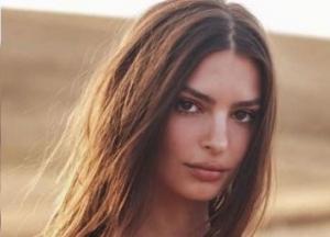 Обнаженная перед зеркалом: Эмили Ратаковски показала откровенный снимок (фото)