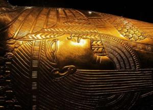 В Египте впервые показали уникальный золотой саркофаг (фото)