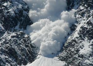 В Карпатах объявили третий уровень опасности схождения лавин