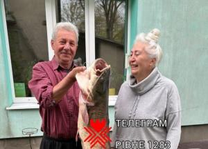 Рибалка спіймав на вудку 16-кілограмового сома на Рівненщині (фото)