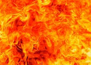 В Черкасской области перевернулась и загорелась автоцистерна с топливом, от ожогов умер водитель (видео)