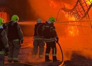 На Одещині атаковано два великих енергооб'єкта та порт, з пошкодженого резервуара тече олія (відео)