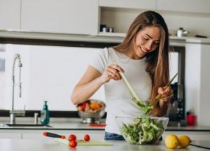 Омолаживает организм и защищает от рака: названа самая полезная зелень