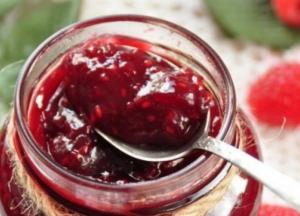 Врачи рассказали, помогает ли от простуды малиновое варенье 