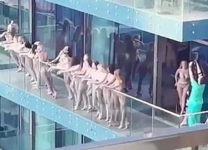 Из ОАЭ депортировали 11 украинок, позировавших обнаженными на балконе небоскреба (видео)