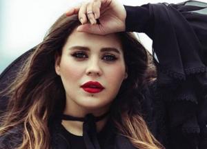 Солистка группы KAZKA взбудоражила поклонников снимком в платье-пеньюаре (фото)