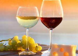 Диетологи поделились секретом похудения с помощью сухого вина