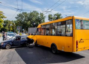 В Днепре автомобиль врезался в маршрутку с пассажирами (фото)