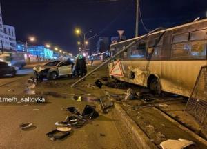 В Харькове электроопора упала на маршрутку с людьми (фото)