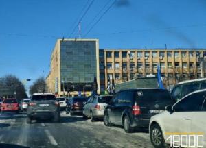 Під стінами Черкаської ОВА ветерани зупинили автоколону і проводять протест через загибель Сергія Русінова