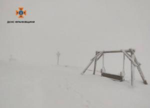 У Карпатах вже дійсно справжня зима: гори повністю замело снігом, вдарив мороз: вражаючі відео