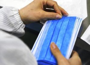 В Чехии министр заплатил штраф за то, что снял маску на конференции