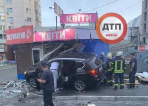 В Киеве девушка на внедорожнике влетела в МАФы