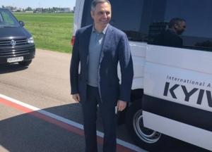 Портнова охраняют полицейские с автоматами