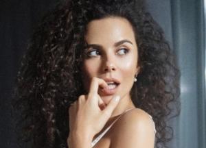 Настя Каменских показала ягодицы в бикини (фото)