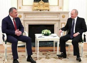 Путина высмеяли в сети из-за странной позы