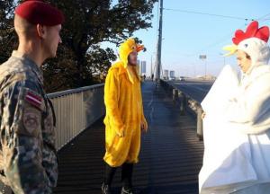 Активисты в костюмах кур встретили Зеленского в Риге (фото)