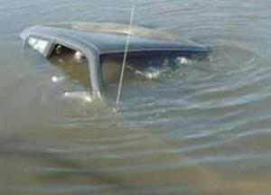 На Черниговщине автомобиль упал в реку, водитель погиб