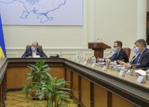 Кабмин ограничил зарплаты топ-чиновников