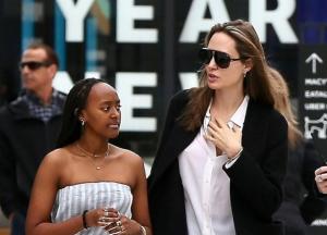 Дочь Анджелина Джоли появилась на прогулке с мамой в ее же платье (фото)