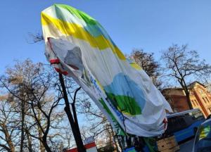 У Польщі багатоповерхівку протаранила повітряна куля, з неї випала жінка і розбилась об дах: відео моменту