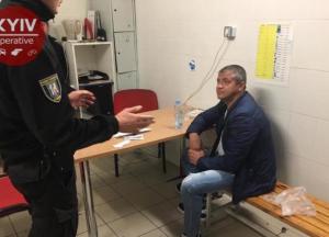​В Киеве мужчина пытался выйти из магазина в украденной обуви (фото)