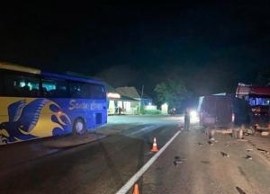 В Николаевской области автобус насмерть сбил водителя-участника ДТП