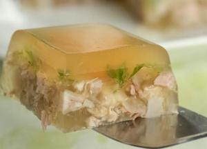 Медики рассказали, чем может быть опасен холодец