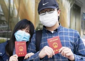 В Ухане начался свадебный бум 