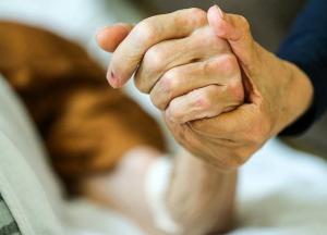 В Италии женщина из-за карантина вынуждена жить с телом мужа, который умер от коронавируса