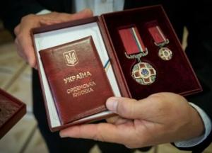 Зеленский наградил орденами и медалями 12 военных