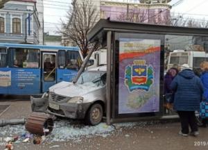 В Крыму автомобиль снес остановку с людьми