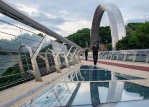 Дурной пример заразителен: стеклянный пол пешеходного моста в Киеве решил проверить мотоциклист (фото)