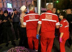 Лужи крови: в центре Днепра мужчину порезали ножом