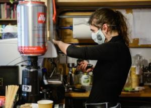 В Венгрии будут пускать в кафе и рестораны по "паспортам вакцинации"