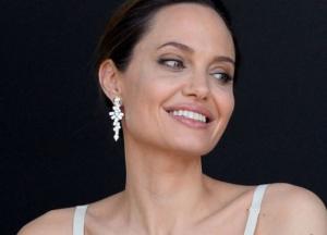 Анджелина Джоли обнажилась для рекламы известного бренда (видео)