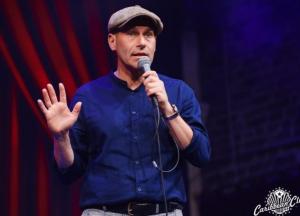 ​Михаил Шац возвращается в Киев со своим сольным стендап-концертом