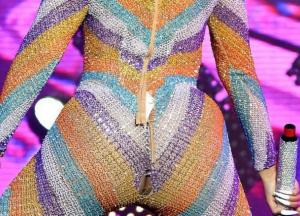 Пышнотелая хип-хоп-знаменитость оконфузилась: комбинезон порвался прямо на ягодицах (фото)