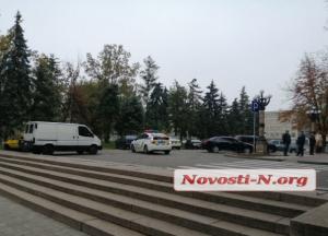 В Николаеве под зданием мэрии обнаружили труп мужчины (фото)