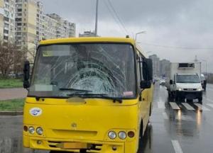 В Киеве водитель маршрутки насмерть сбил женщину возле пешеходного перехода (фото)