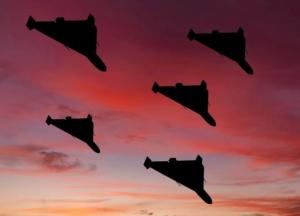 У Сумах дрон влетів прямо на дорогу, коли там був активний рух авто: відео моменту