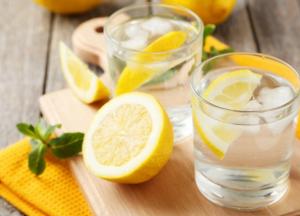 Врачи развенчали мифы о пользе воды с лимоном 
