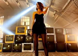 Надя Дорофеева похвасталась соблазнительной фигурой в дерзком кожаном мини (фото)