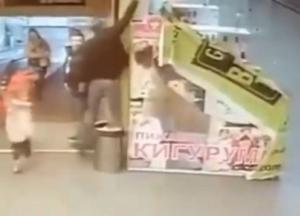 В Киеве мужчина украл подушку в супермаркете прямо на глазах у своих детей (видео)