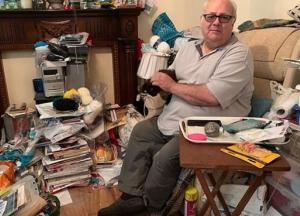 Британец 18 лет не выбрасывает из дома мусор