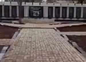 Боевики в Дебальцево поставили памятник с изображением украинского солдата