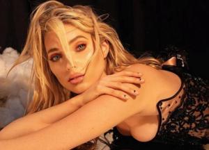 Супермодель Эльза Хоск снялась в прозрачном наряде без белья