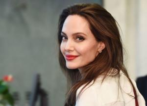 В Сети появились архивные детские снимки Анджелины Джоли с матерью (фото)